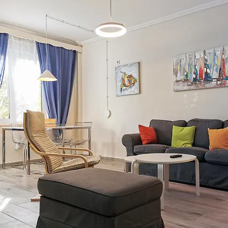 Charming 2bd Next To Metro Station Apartment *