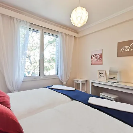 Apartment Charming 2bd Next To Metro Station
